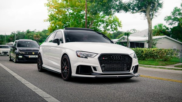 Quels sont les défis de l'intégration des systèmes de recharge solaire pour les véhicules utilitaires?